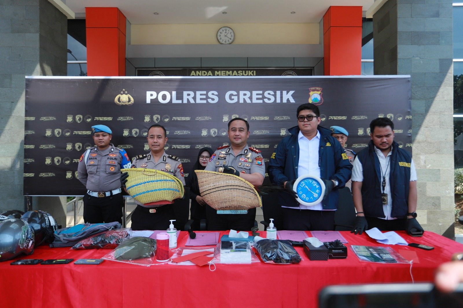 KAPOLRES GRESIK UNGKAP LIMA KASUS KEJAHATAN, KORBAN BERSYUKUR MOTOR DAN BARANG BERHARGA KEMBALI