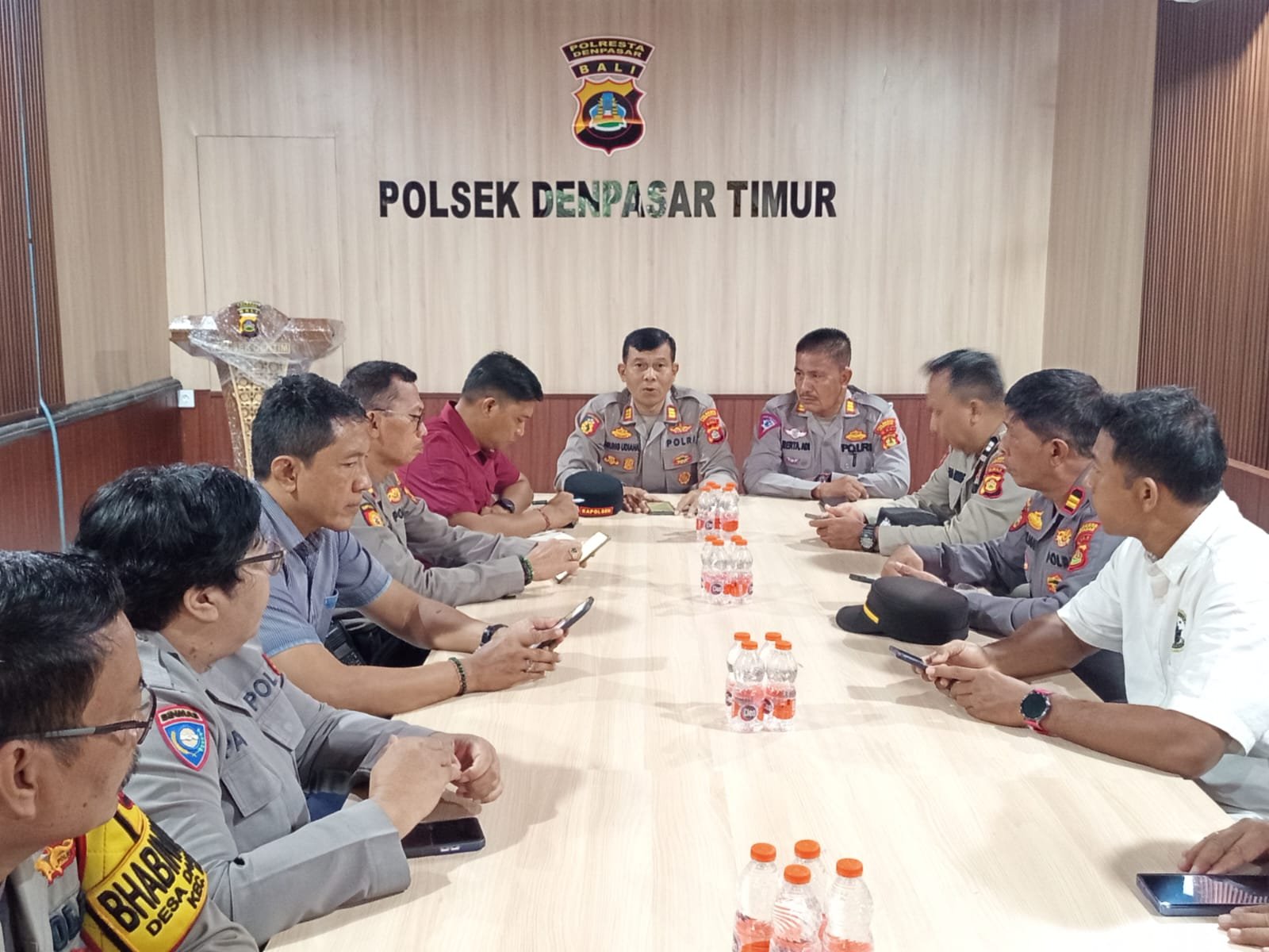 KAPOLSEK DENPASAR TIMUR PIMPIN RAPAT ANEV: EVALUASI KINERJA DAN SUSUN STRATEGI JAGA KAMTIBMAS KONDUSIF
