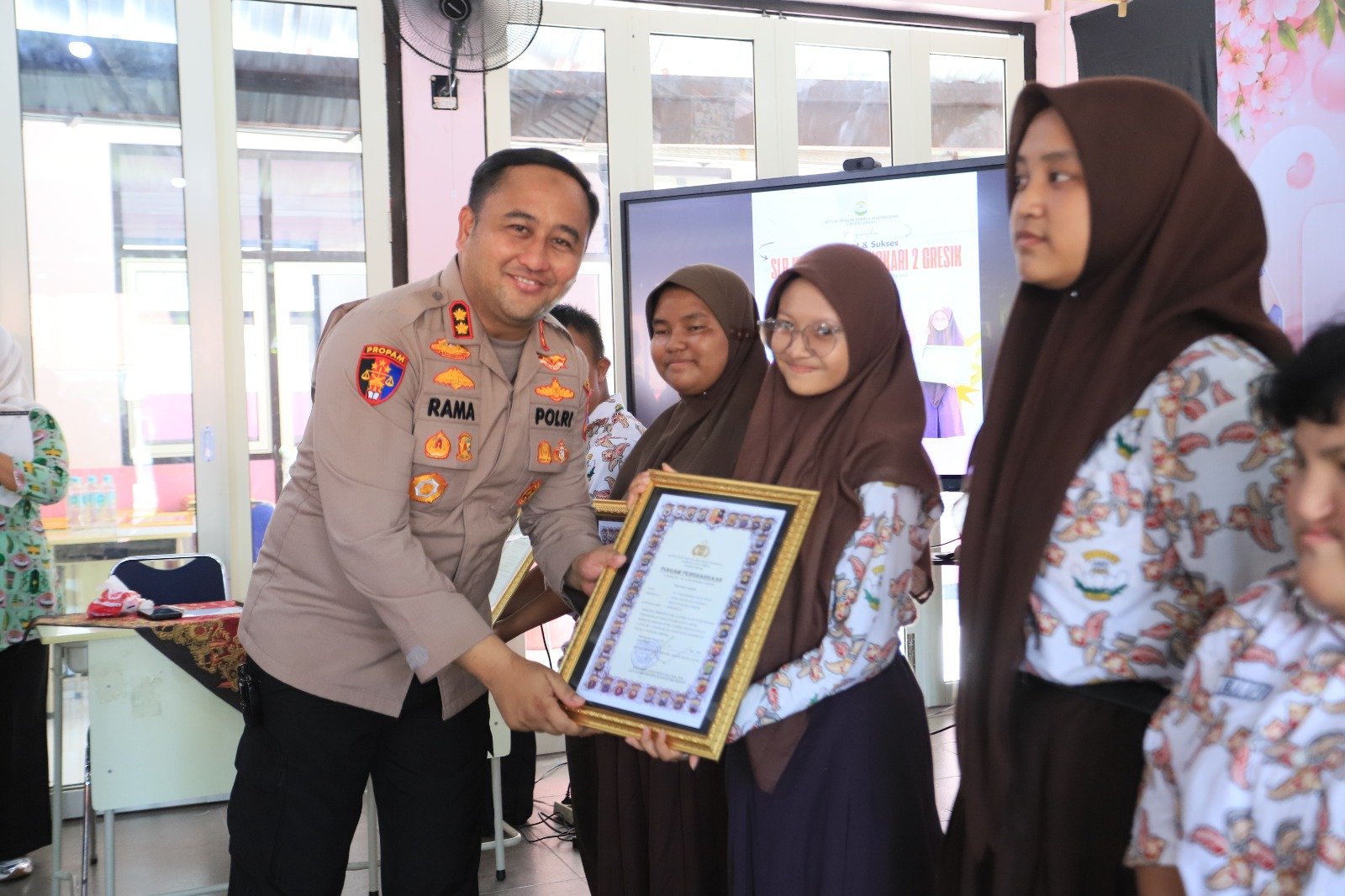 WUJUD KEPEDULIAN, KAPOLRES GRESIK DAN KETUA BHAYANGKARI BERI APRESIASI GURU SERTA SISWA BERPRESTASI SLB KEMALA BHAYANGKARI 2