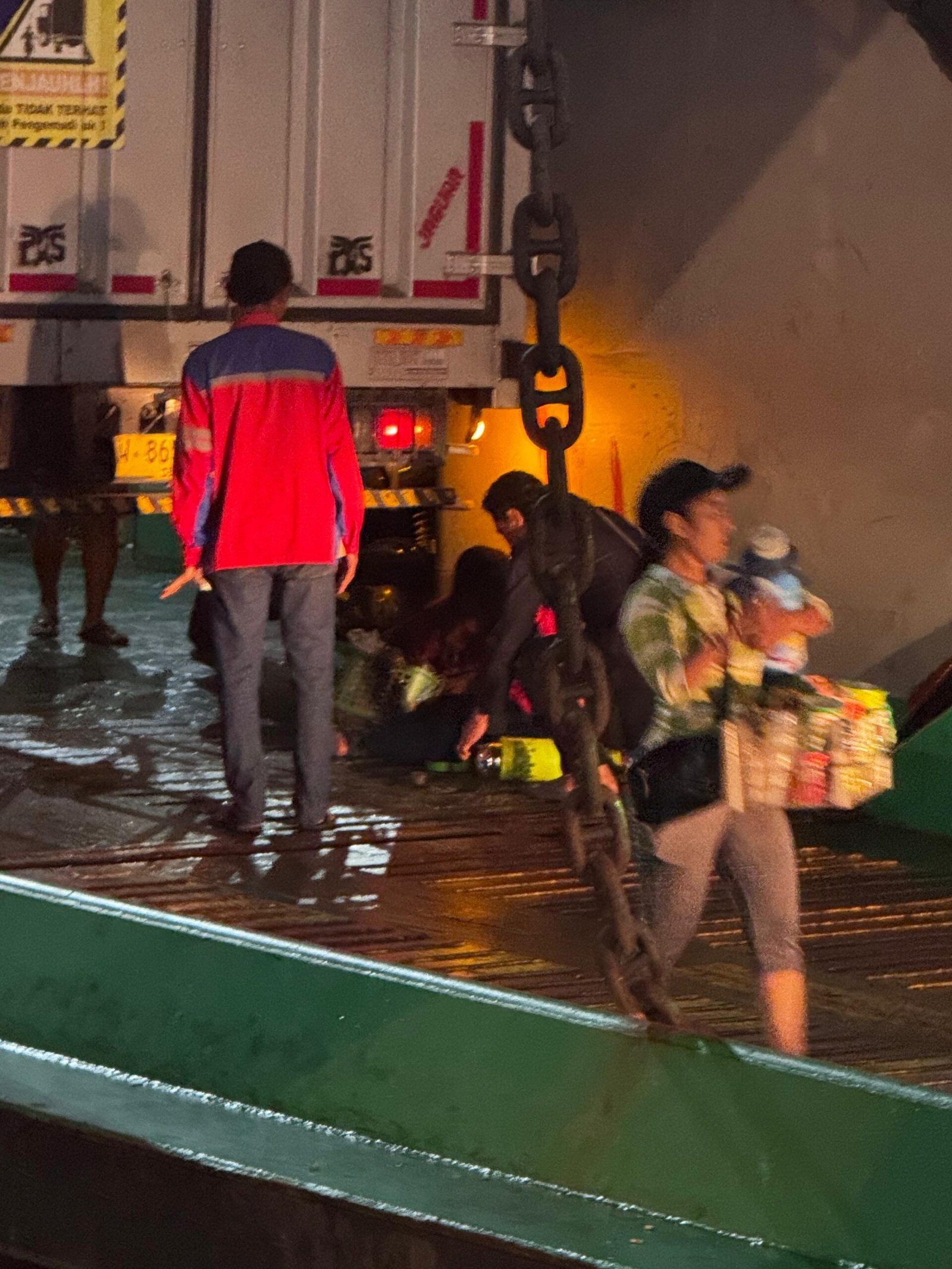 PEDAGANG ASONGAN TEWAS TERJEPIT TRUK DI ATAS KMP TUNU PRATAMA JAYA, TANGIS KELUARGA PECAH DI PELABUHAN GILIMANUK