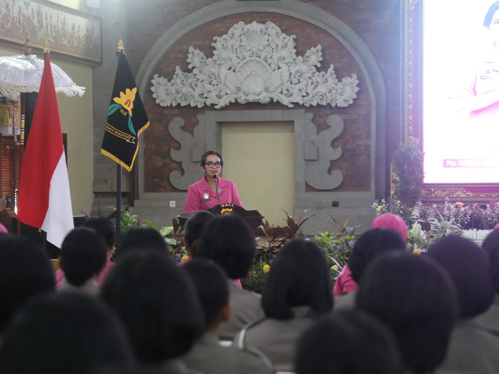 PERKUAT INTEGRITAS DAN CITRA HUMANIS POLRI, POLDA BALI GELAR TATAP MUKA IBU ASUH POLWAN BERSAMA SELURUH PERSONEL