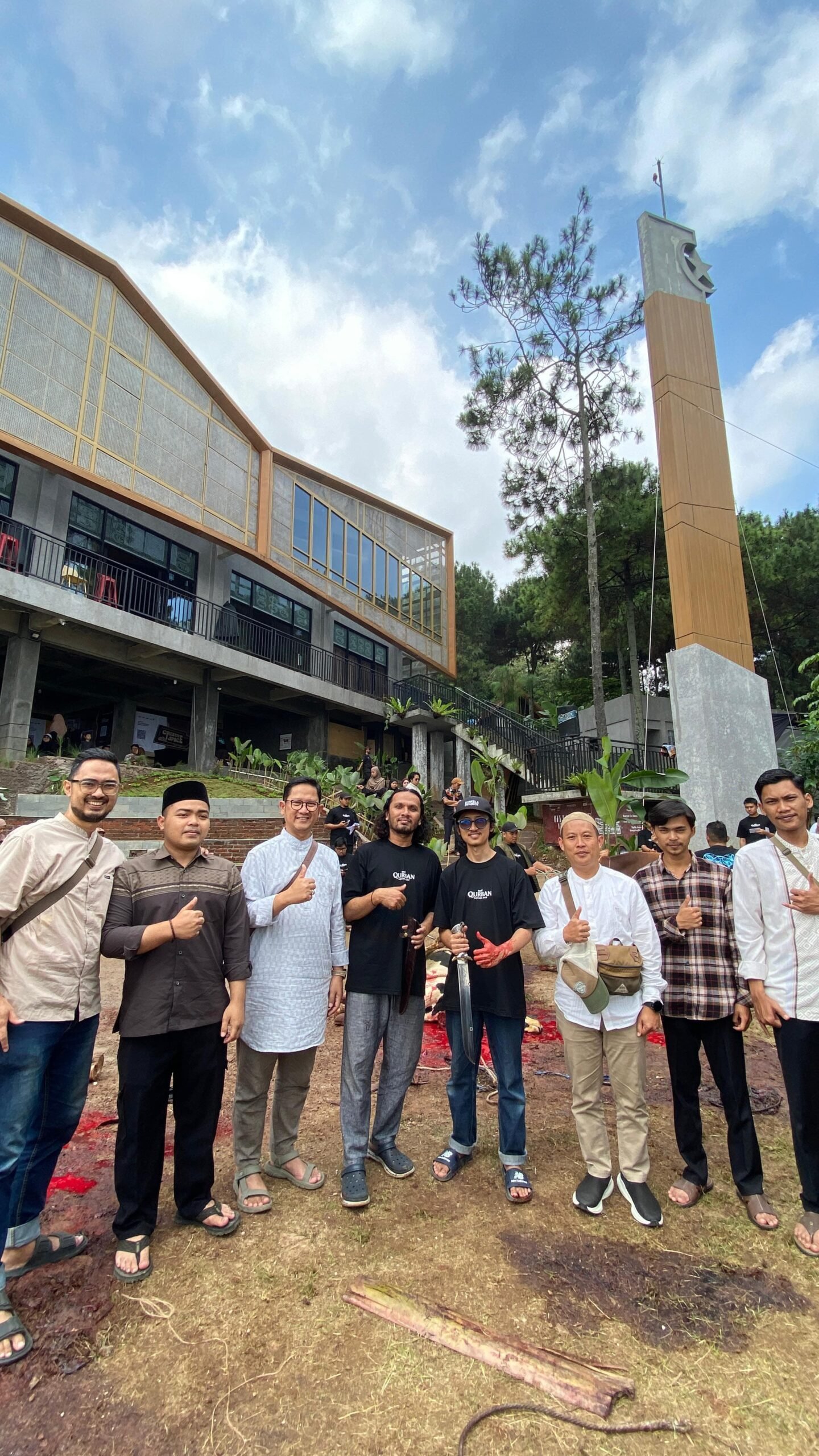 Di Tengah Asrinya Pegunungan Bandung, Ciomy Bersama Ustaz Hanan Attaki Gaungkan Semangat Berbagi Kurban