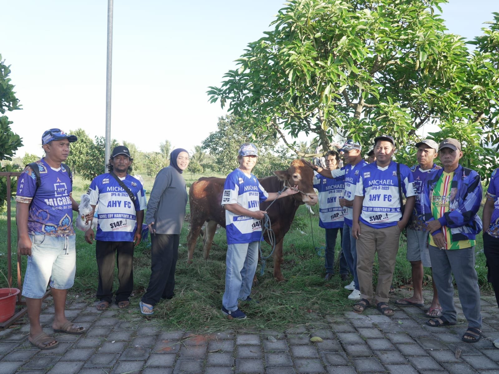 DPC Partai Demokrat Banyuwangi Sembelih Sapi Kurban di Lapangan AHY FC, Wujud Kebersamaan dan Kepedulian Sosial
