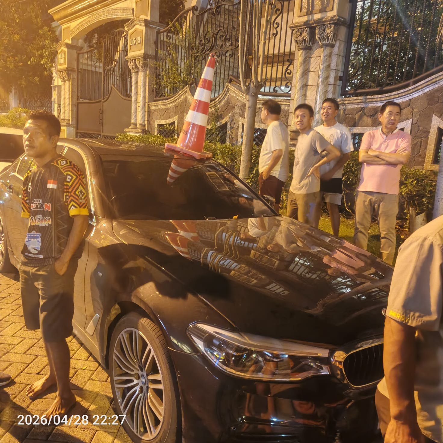 Mobil BMW Salah Parkir di Depan Shanghai Park, Mau “Didenda” 200 Juta? Ini Kronologi Versi Pemilik Kendaraan