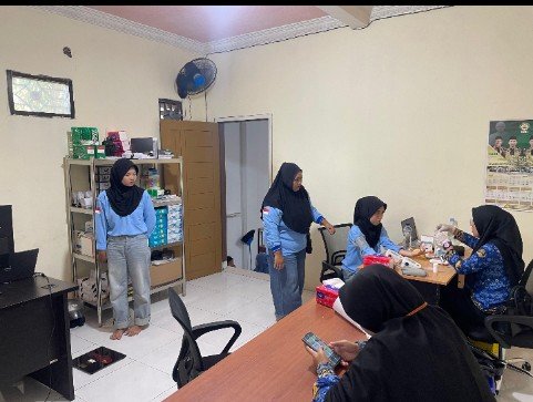 MBG SPPG BOJONGGALING BANTARGADUNG TERAPKAN EVALUASI KESEHATAN BERKALA BAGI RELAWAN, JAMIN KEAMANAN DAN KELAYAKAN LAYANAN