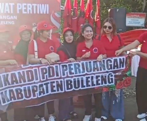 GERAKAN MERAWAT PERTIWI: DPC PDI Perjuangan Buleleng Tanam 5.000 Bibit Mangrove di Pantai Mutiara Sumberkima