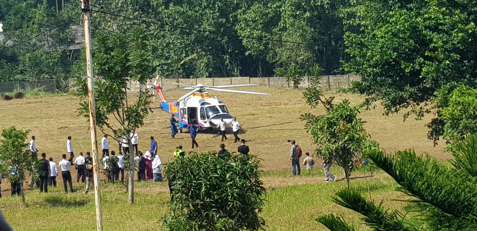 Menteri Imipas Agus Andrianto Tinjau Program Bedah Rumah di Warungkiara, Pastikan Bantuan Tepat Sasaran
