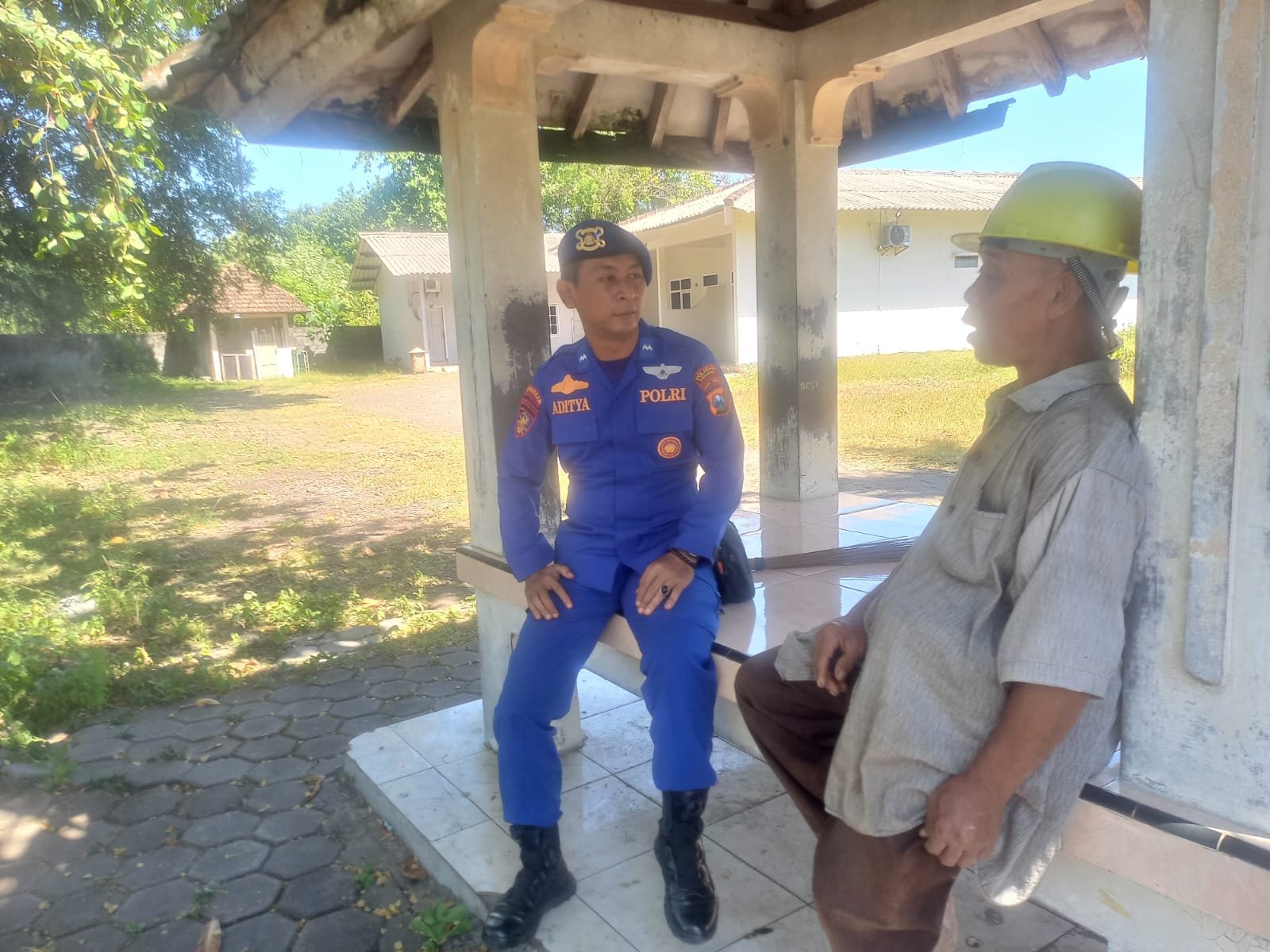Satpolairud Polresta Banyuwangi Intensifkan Patroli Dialogis di Pantai Waru Jajar, Imbau Masyarakat Waspada Cuaca Tidak Menentu