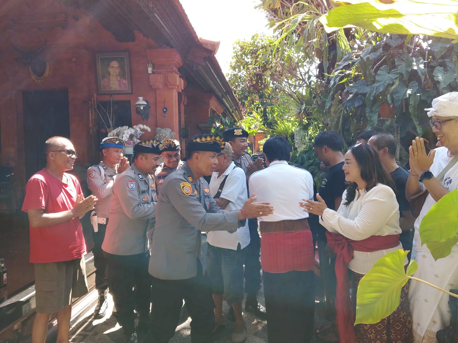 Momentum Hari Bhayangkara ke‑80 dan Galungan‑Kuningan, Kapolsek Denpasar Timur Kunjungi Tokoh Puri Ageng Pemayun Kesiman