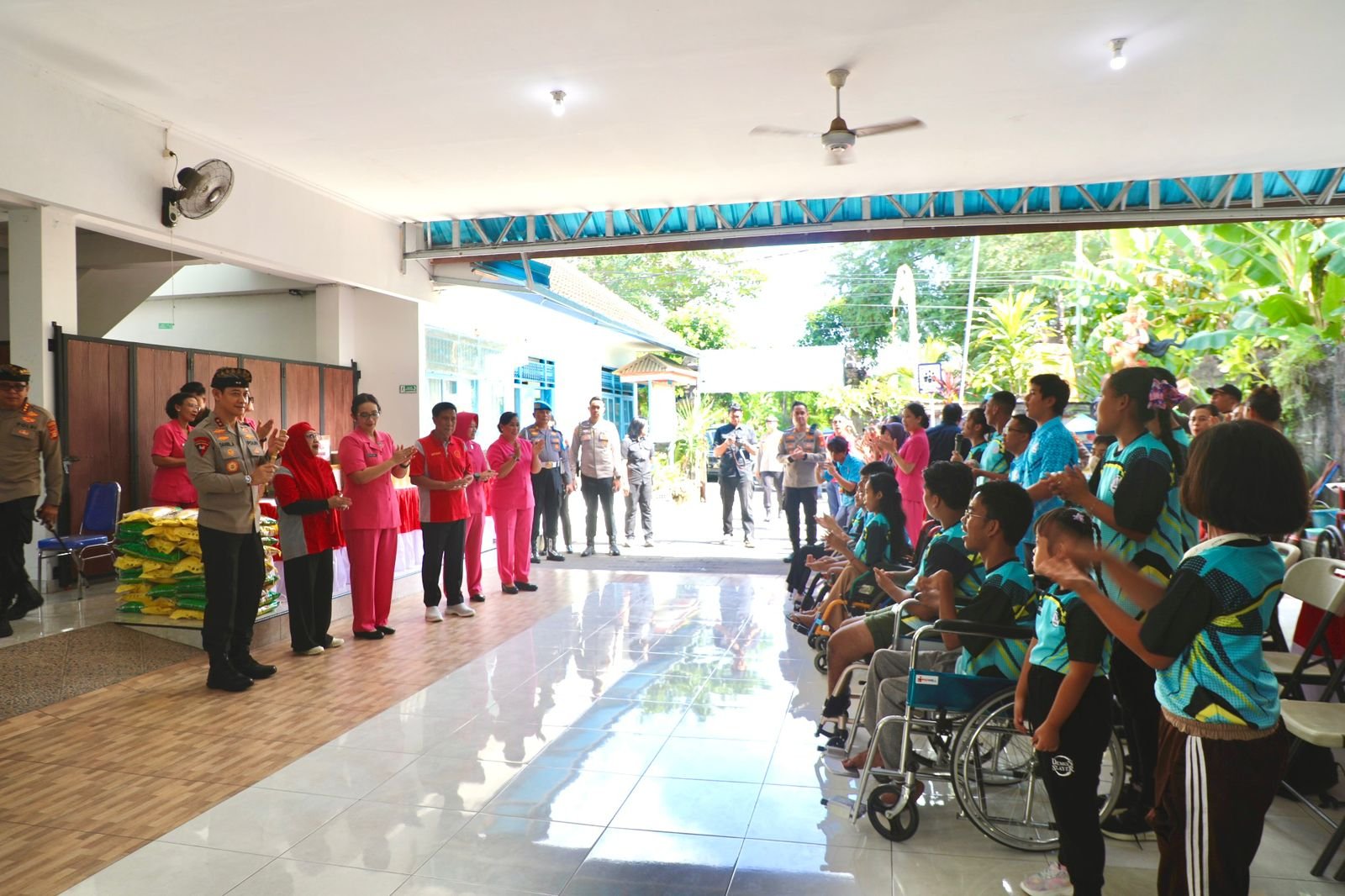 Langkah Kepedulian di Hari Bhayangkara ke-80, Kapolda Bali Berbagi dengan Warga dan Anak-anak YPAC Bali