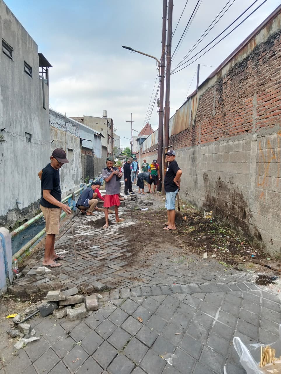 Warga RW 01 Rungkut Tengah Guyub Rukun Kerja Bakti Bersihkan Kampung