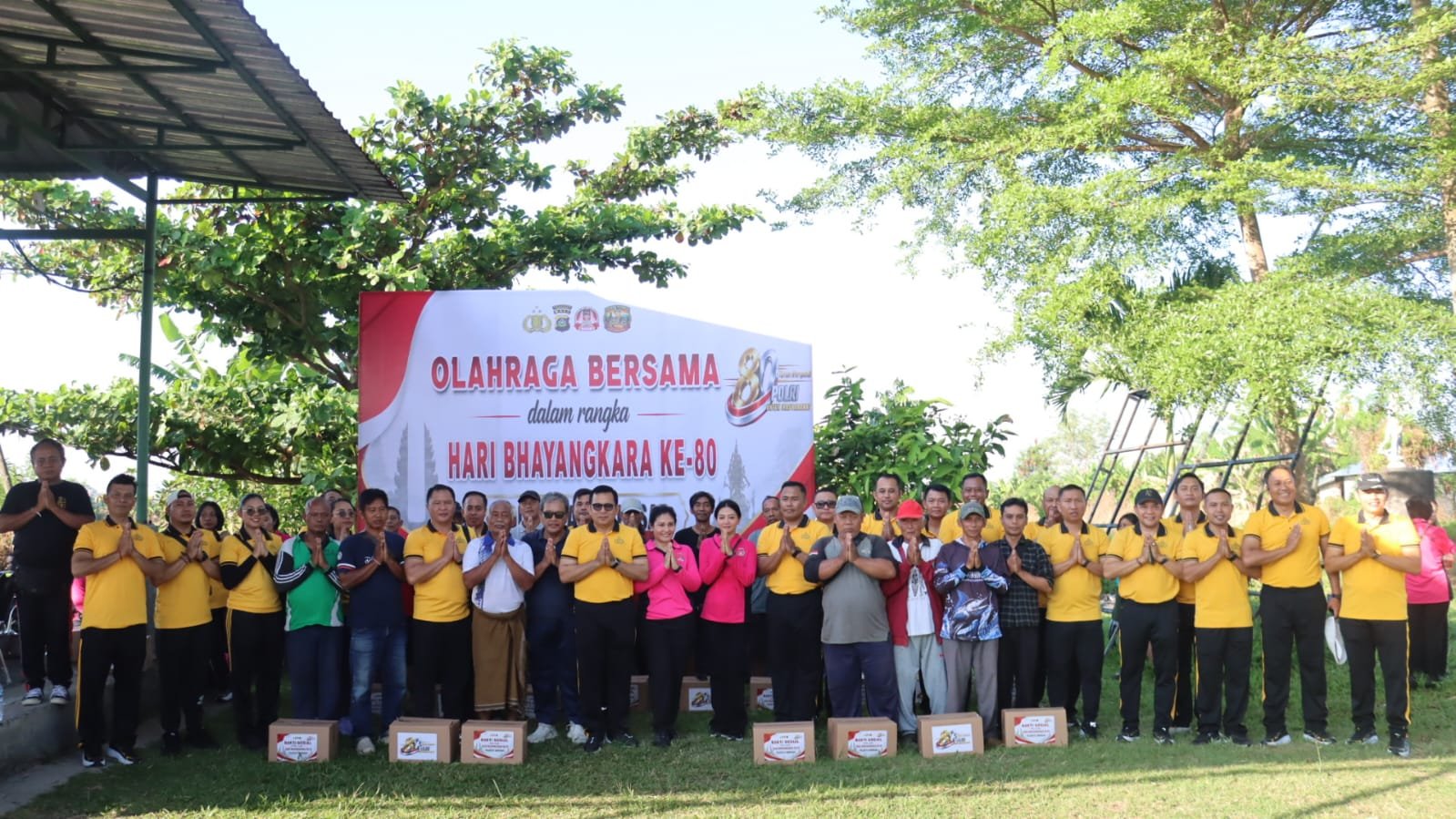Semarak Hari Bhayangkara ke-80, Polresta Denpasar Gelar Olahraga Bersama dan Baksos di Subak Sembung