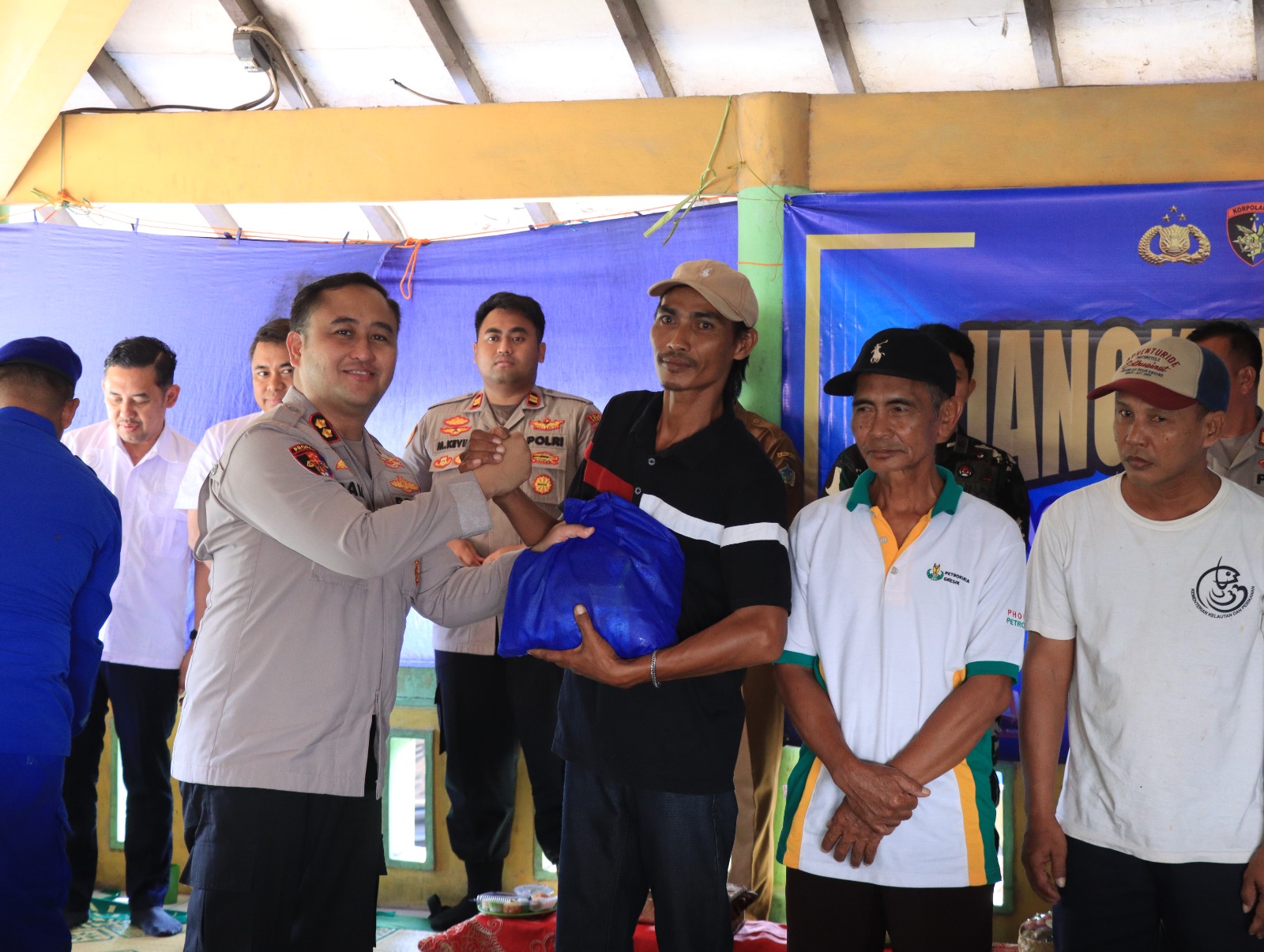 Dengar Aspirasi Nelayan Pesisir, Kapolres Gresik Gelar Jangkar, Bakti Kesehatan dan Salurkan Bantuan Keselamatan Laut