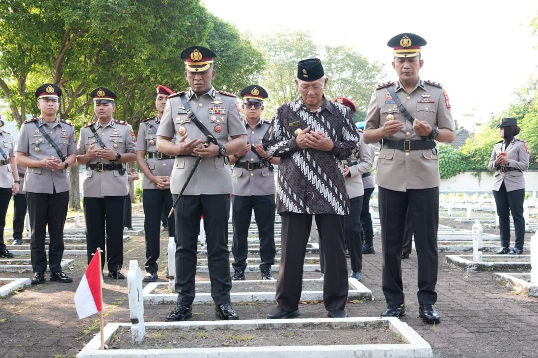 Jelang Hari Bhayangkara ke-80, Polresta Sidoarjo Ziarah dan Tabur Bunga di Makam Pahlawan