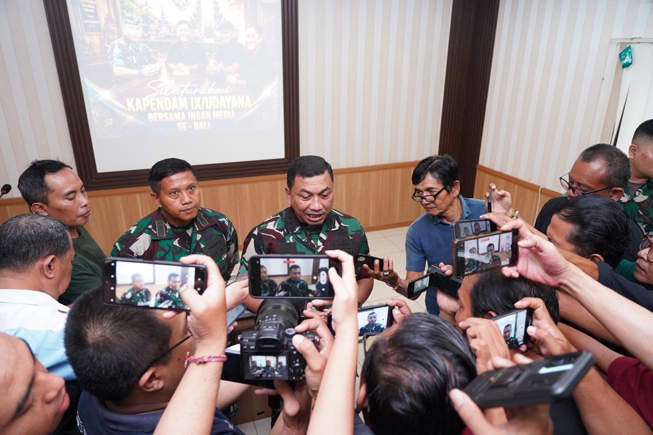 Perkuat Sinergitas dan Keterbukaan Informasi, Kapendam IX/Udayana Jalin Silaturahmi Hangat Bersama Insan Pers