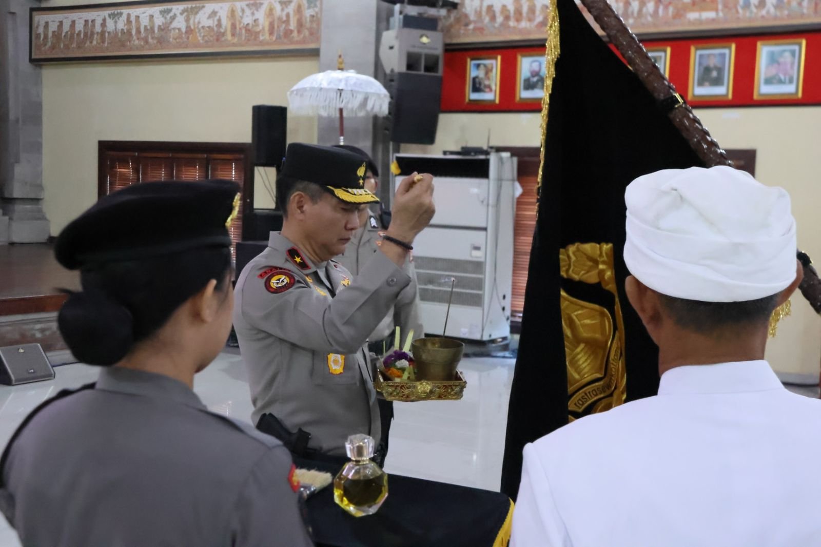 SAMBUT HARI BHAYANGKARA, WAKAPOLDA BALI PIMPIN UPACARA PENYUCIAN PATAKA