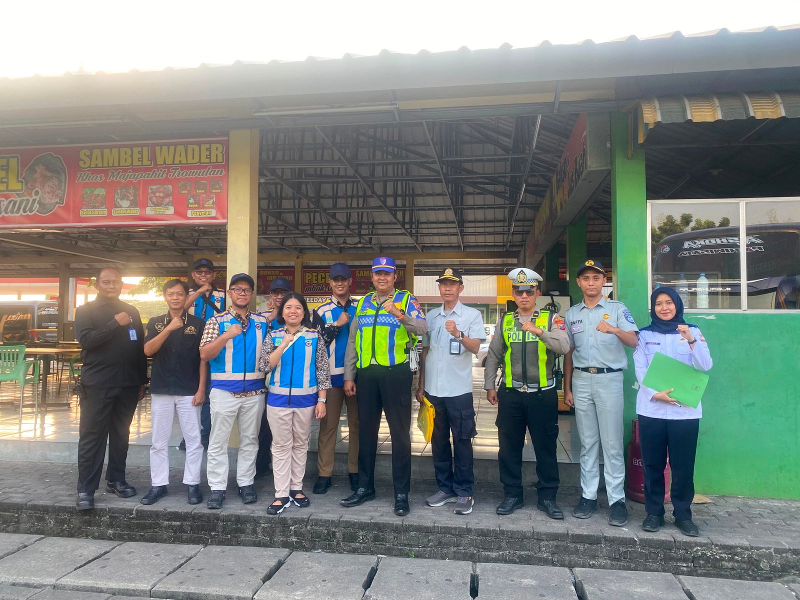 Jaminan Keselamatan Libur Sekolah: Satlantas Polres Gresik dan Dirjen Hubdat Gelar Ramp Check Bus di Rest Area Tol