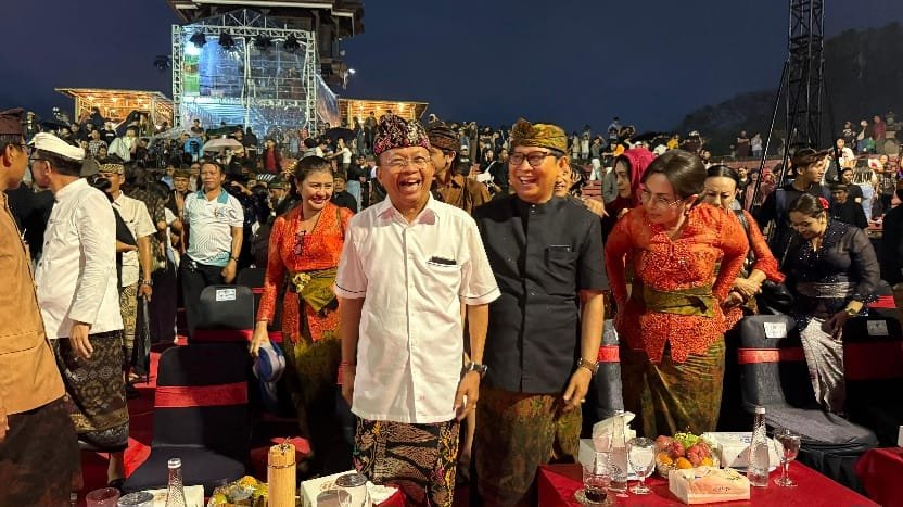 Gubernur Koster Saksikan Gong Kebyar Dewasa PKB XLVIII: Hujan Turun Sebagai Pertanda Istimewa di Klimaks “Jero Luh”