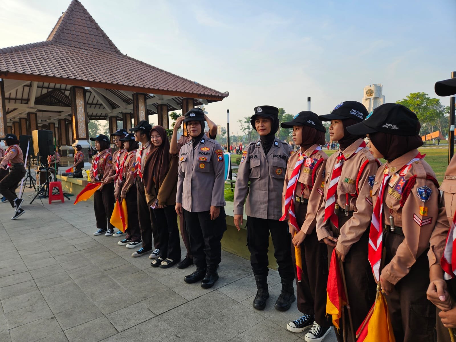 Polwan Polresta Sidoarjo Terapkan Pengamanan Humanis, Pastikan Car Free Day Alun-alun Berjalan Aman dan Nyaman