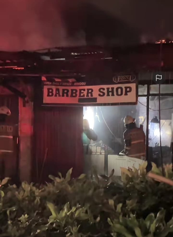 Bersamaan Insiden Truk, Kebakaran Melanda Kios di Jalan Kapten Tendean