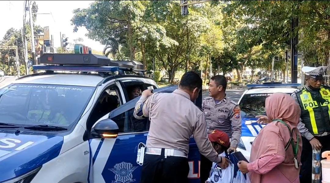 Satlantas Polres Gresik Tunjukkan Aksi Humanis: Antar Siswa SD yang Tersesat Pulang, Orang Tua Sempat Panik Hingga Akhirnya Lega