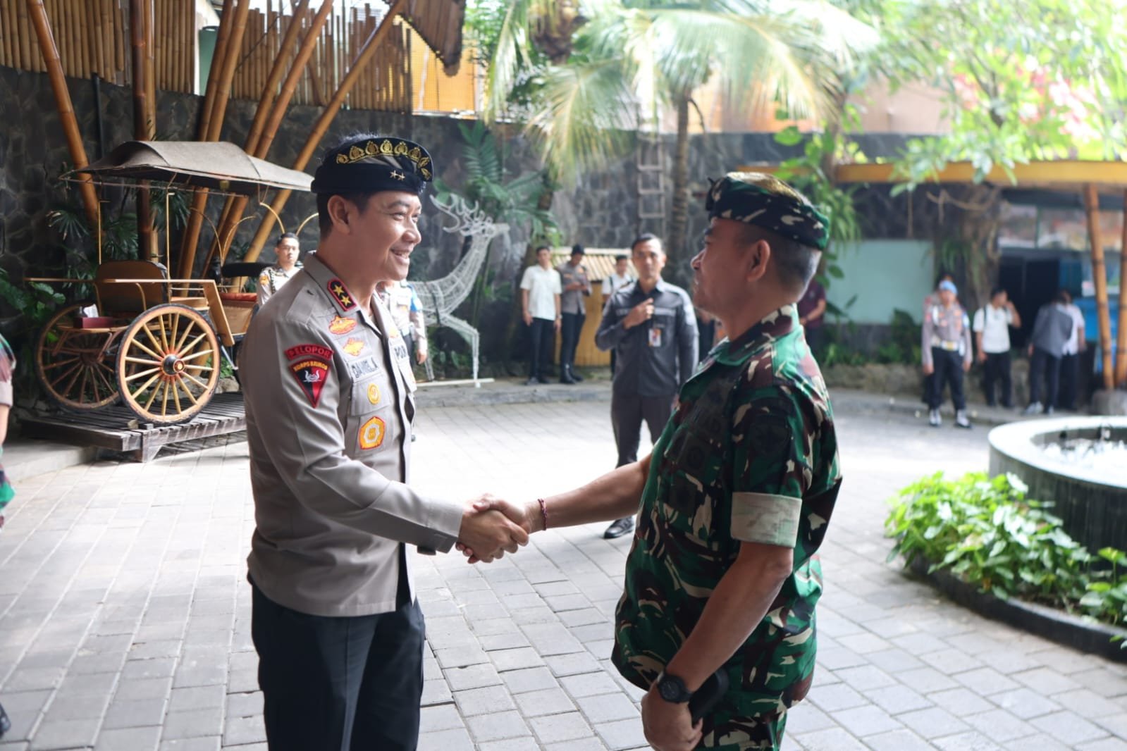 Satu Komando Jaga Bali, Kapolda Bali dan Pangdam IX/Udayana Perkokoh Soliditas Sinergi TNI–Polri