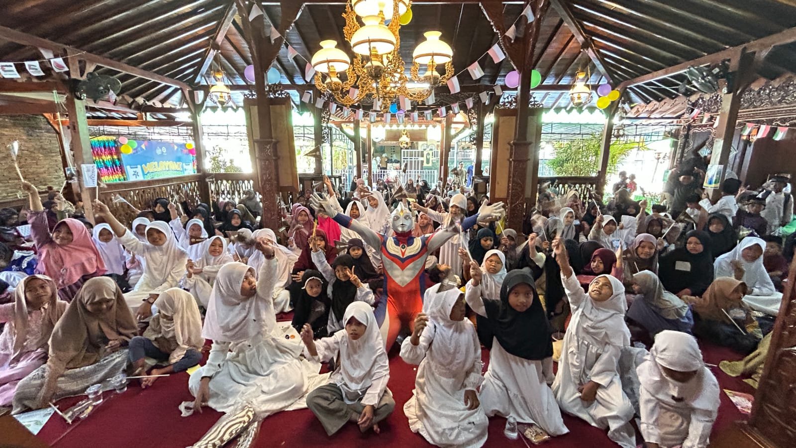 Pendopo Iman Hadirkan Kebahagiaan bagi 200 Anak Yatim, Ustaz Umaier Khaz Ajak Masyarakat Perkuat Kepedulian Sosial
