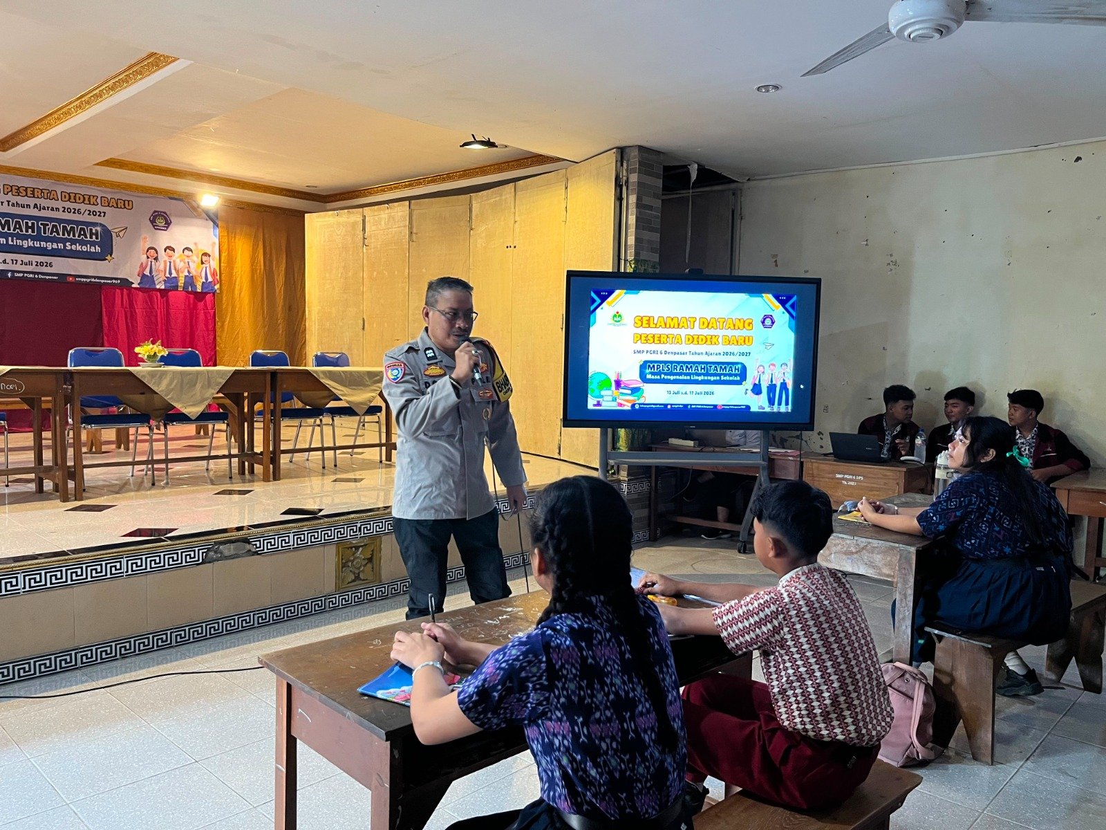 Cegah Remaja Terjerumus Judol, Bhabinkamtibmas Dangri Kelod Jadi Narasumber MPLS di SMP PGRI 6 Denpasar