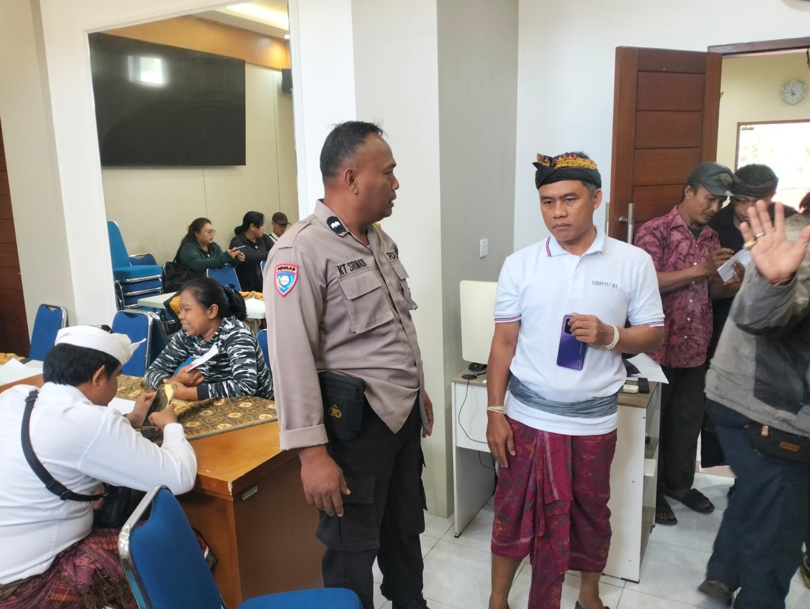 Lewat DDS, Bhabinkamtibmas Sumerta Kaja Dampingi Perekaman IKD dan Aktivasi Aplikasi Perlinsos
