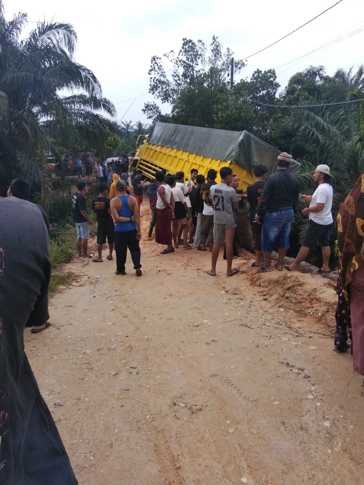 Hampir Tercebur di Jembatan Cindur, Insiden Truk Muat Sawit Jadi Alarm Kritis Infrastruktur Perbatasan Empat Kabupaten