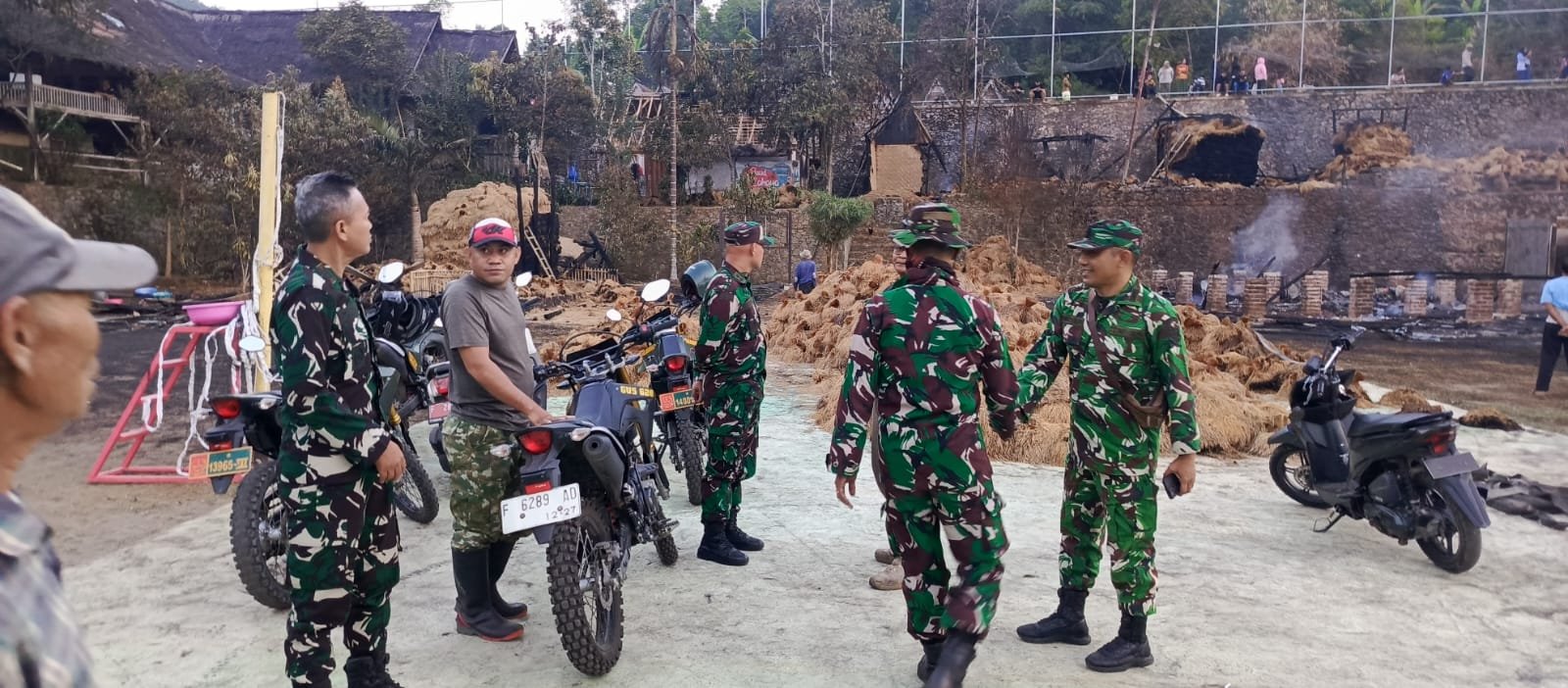 Dandim 0622 Sukabumi Instruksikan Prajurit Terjun Langsung Tangani Kebakaran Kampung Adat Cipta Mulya