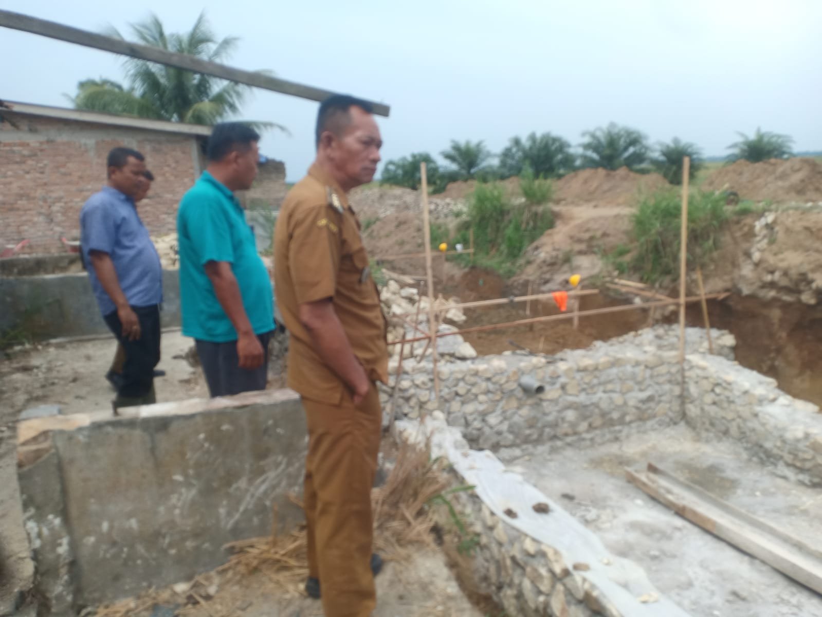 Camat Hutabayu Raja Tinjau Langsung Progres Pekerjaan Infrastruktur di Nagori Bahal Batu
