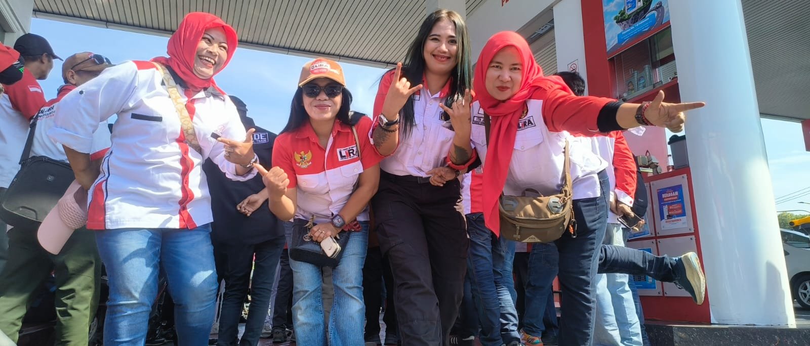 Aksi Sosial LSM LIRA DPD Sidoarjo Bagikan BBM Gratis untuk Ratusan Pengemudi Ojek Online di SPBU Jenggolo
