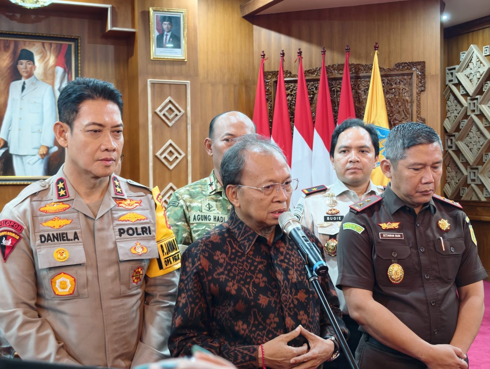 Gubernur Koster Tegaskan Bali Tetap Aman dan Kondusif, Minta Warga Bijak Menyaring Informasi Medsos