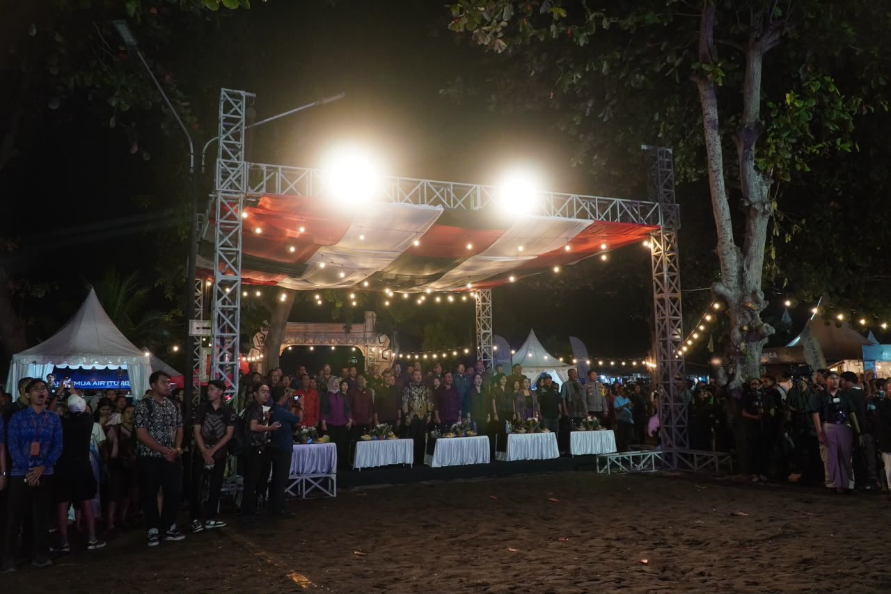 Disaksikan 30 Ribu Warga, Kemenkum Serahkan Sertifikat IG Batu Pulaki dan Hak Cipta di Puncak Lovina Festival 2026