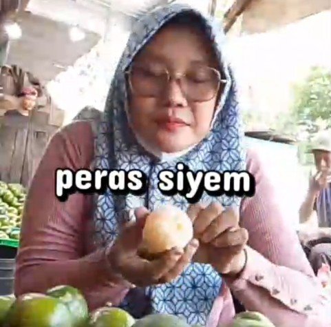 Kisah Inspiratif Uswatun Mustafida: Senyum dan Keteguhan Penjual Jeruk Siyem yang Menyentuh Hati