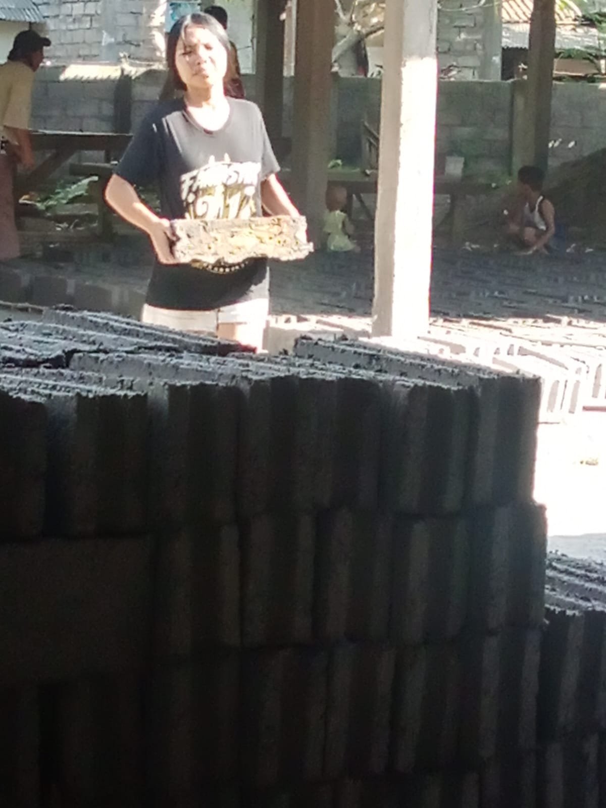 Tak Terhalang Keterbatasan, Luh Suryantari Pelajar SMAN 2 Gerokgak Rajin Bantu Orang Tua Angkut Batako Demi Sekolah