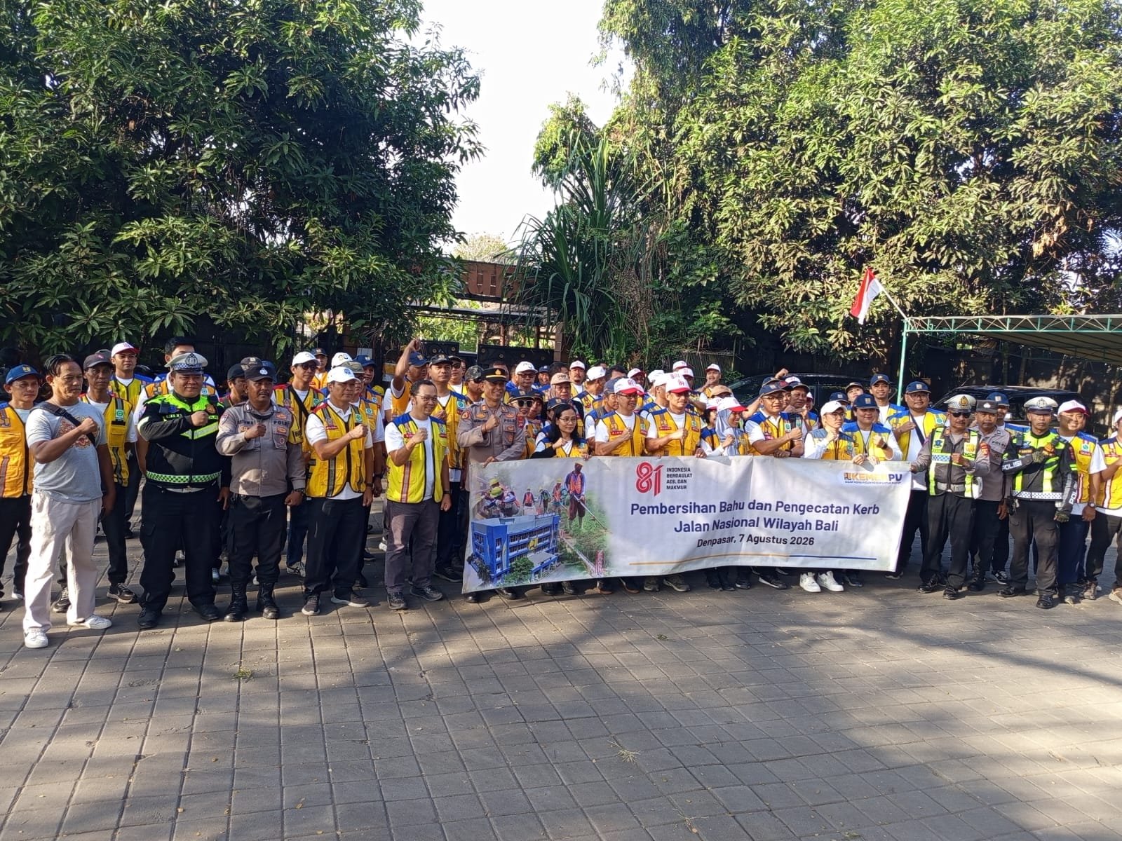 Polsek Dentim Bersama Kementerian PU Gelar Aksi Bersih Bahu Jalan, Wujud Gotong Royong Sambut HUT RI ke-81