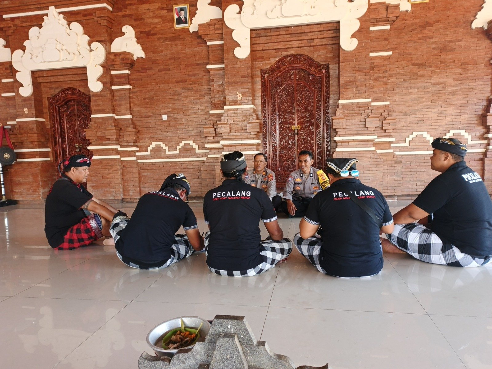 Polsek Kuta Selatan Perkuat Sinergi, Serahkan Sarana Pendukung Keamanan kepada Pecalang Tanjung Benoa