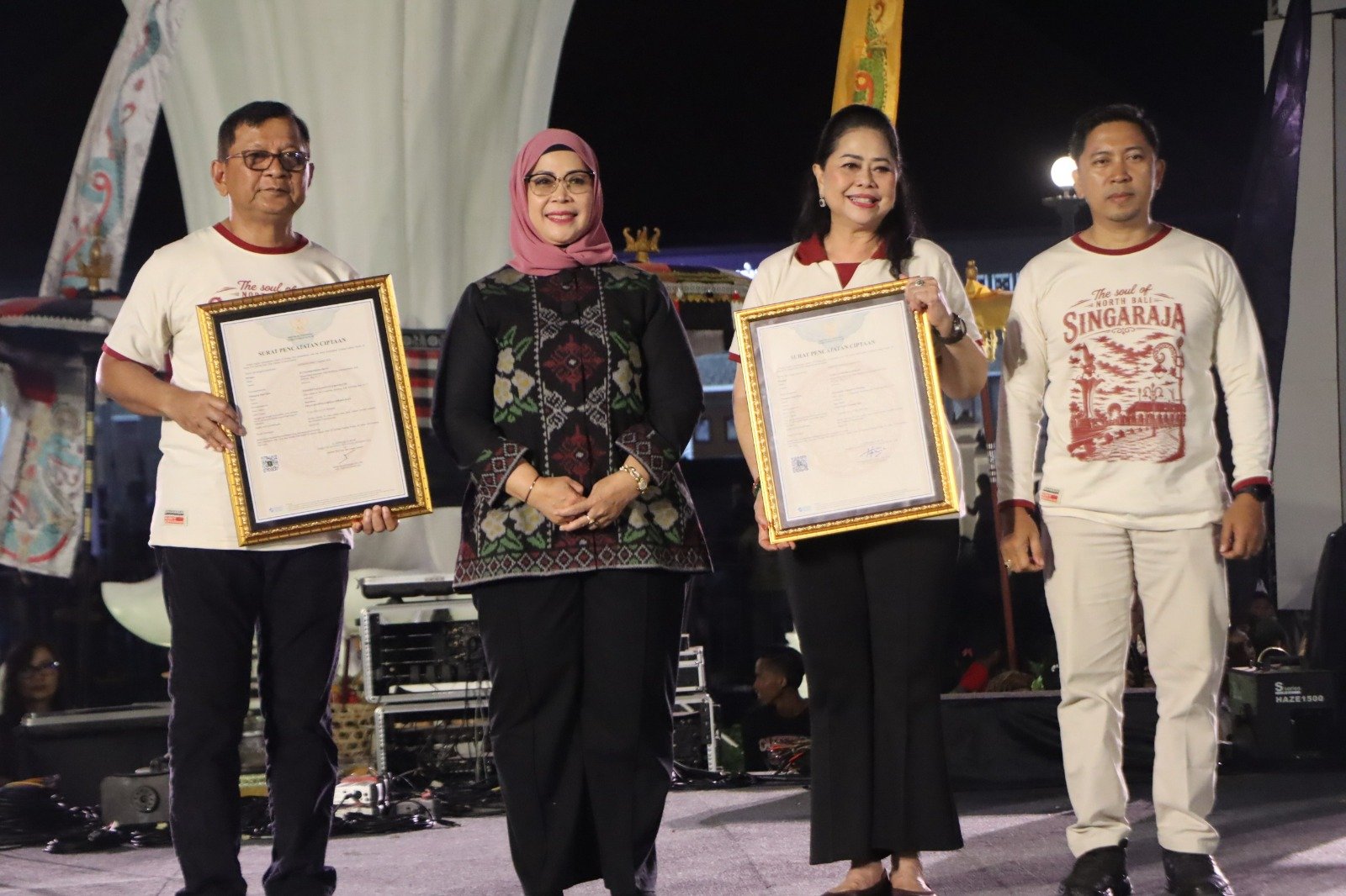 Kemenkum Bali Serahkan Sertipikat Hak Cipta pada Penutupan Buleleng Festival 2026