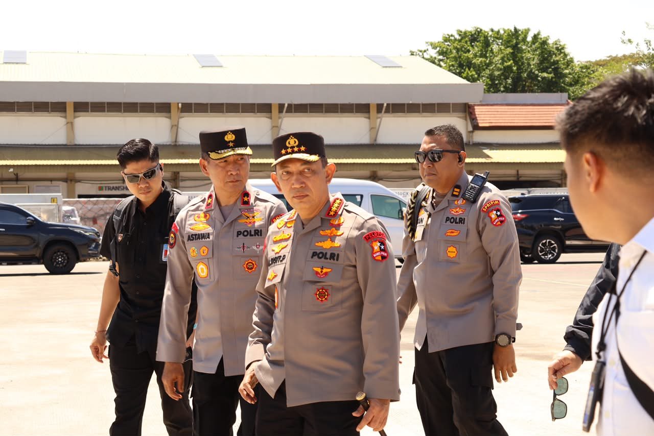 Wakapolda Bali Sambut Kedatangan Kapolri di Base Ops Lanud I Gusti Ngurah Rai dalam Rangka Pendampingan Kunjungan Kerja Presiden RI