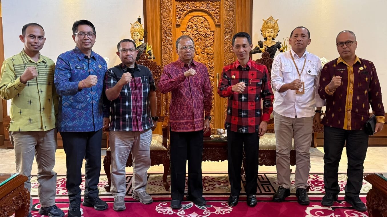 Bupati Wakatobi Temui Gubernur Koster, Ada Rencana Besar Soal Pariwisata dan Produk Lokal