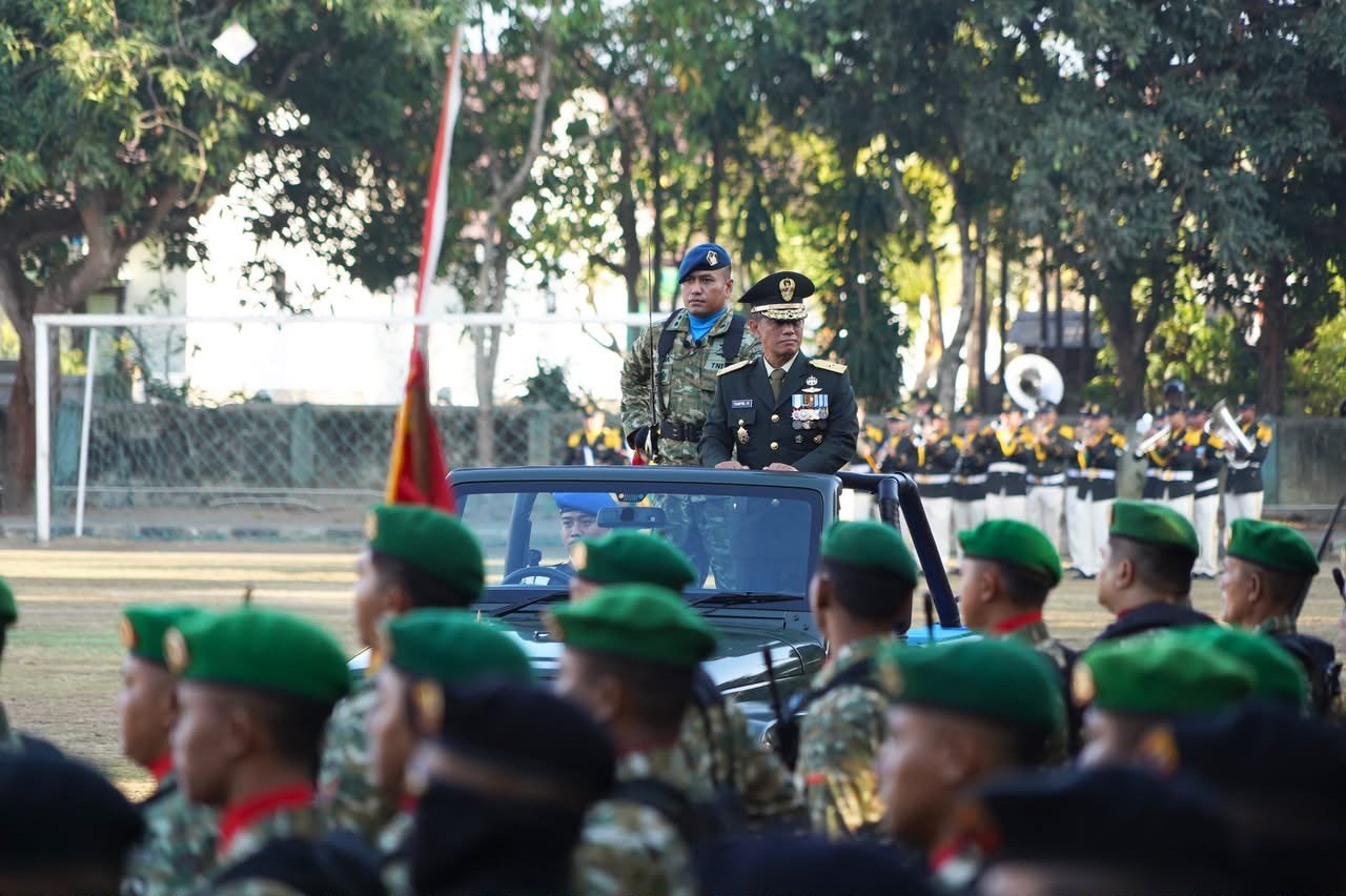 Wujud Soliditas TNI-Polri, Kapolda Bali Serahkan Potongan Tumpeng Saat HUT TNI ke-81