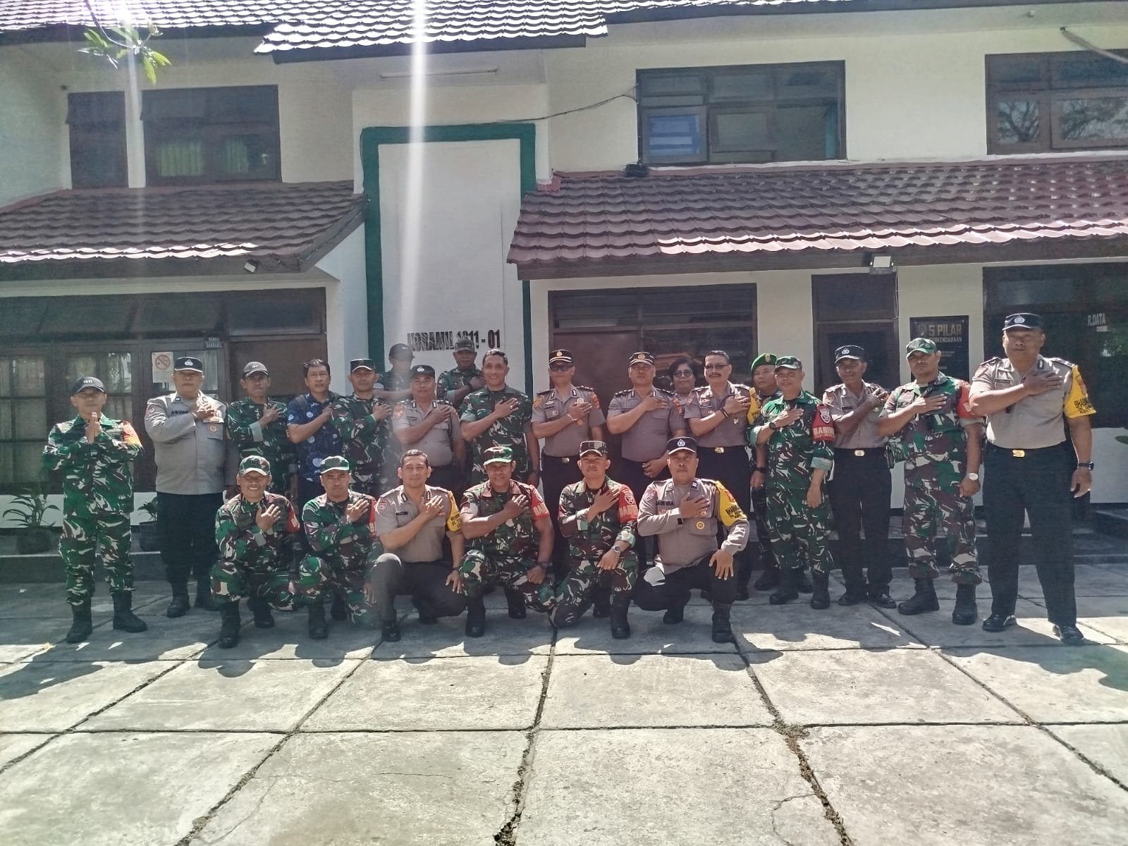 HUT ke-81 TNI di Koramil Dentim, Kapolsek Datang Bawa Tumpeng