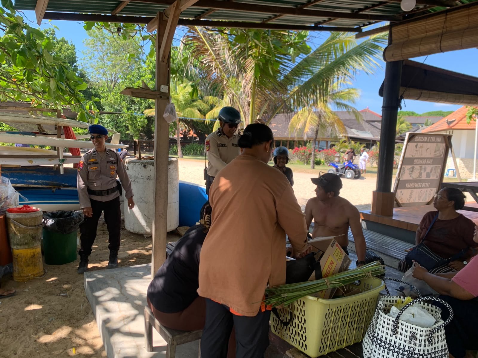 Patroli Dialogis Satpolairud Polresta Denpasar Pantau Aktivitas Masyarakat di Wilayah Pesisir