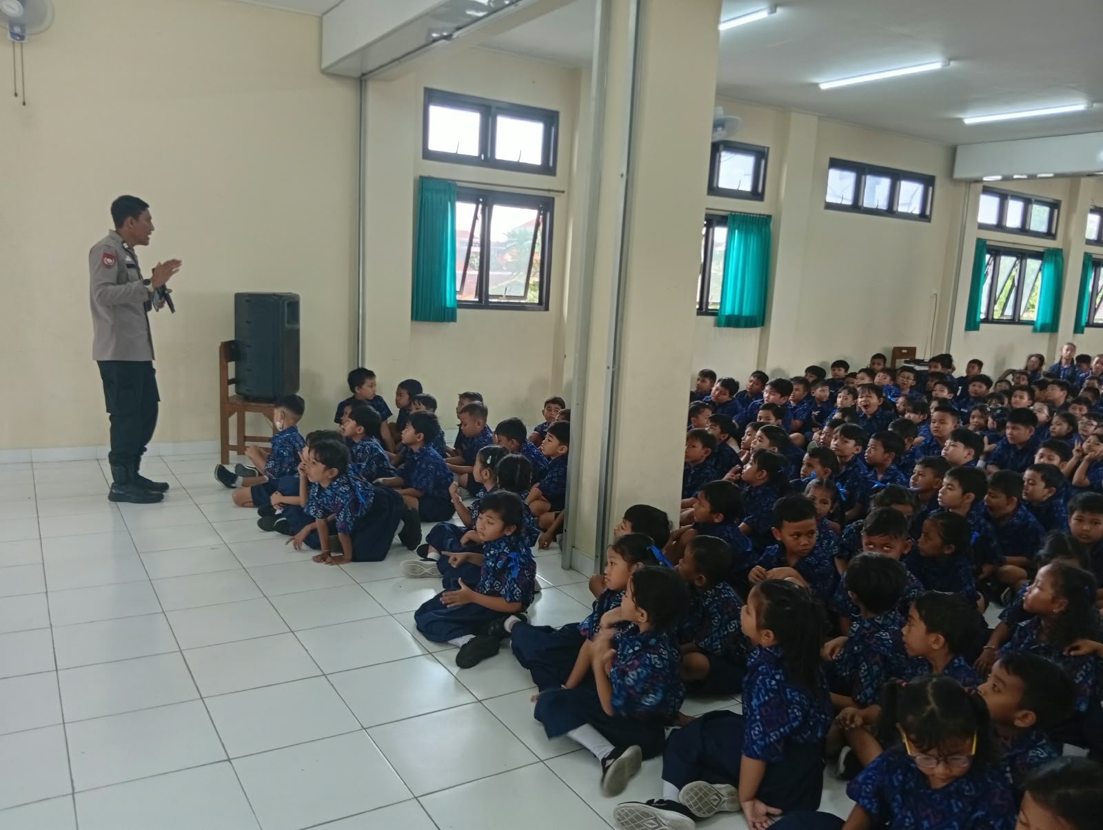 Edukasi Bullying dan Pembentukan Karakter, Bhabinkamtibmas Polsek Dentim Hadir di Tengah Pelajar
