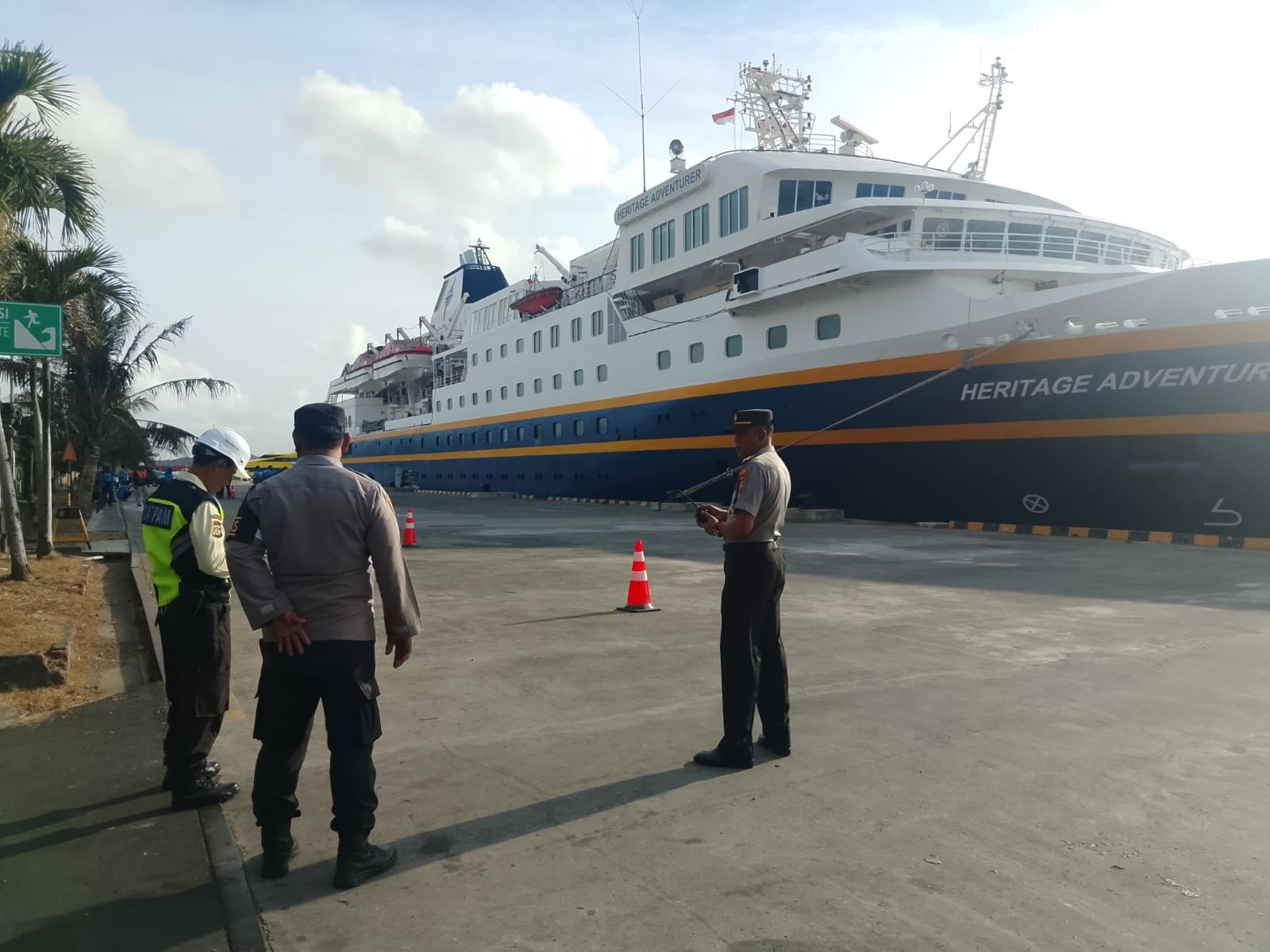 Polsek Kawasan Pelabuhan Benoa Pantau Kedatangan Kapal Pesiar MV. HERITAGE ADVENTURER