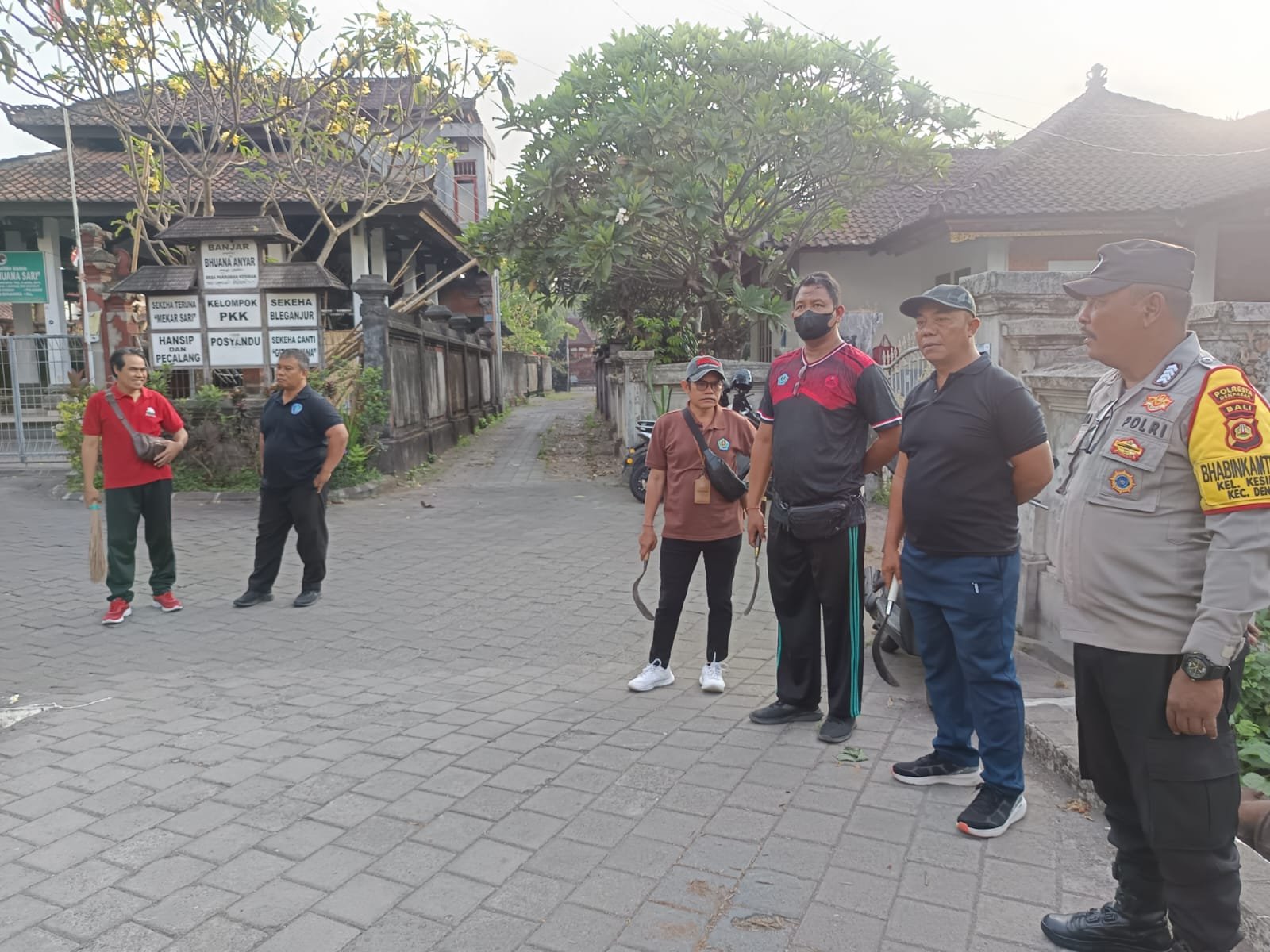 Serentak di Sejumlah Wilayah, Bhabinkamtibmas Polsek Dentim Bersinergi dalam Jumat Bersih