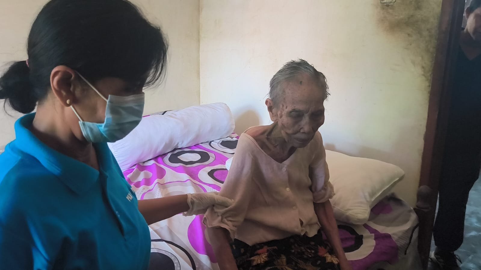 Gotong Royong Bantu Pasangan Lansia di Patemon, Dinsos Buleleng Salurkan Bantuan Kasur dan Bantal