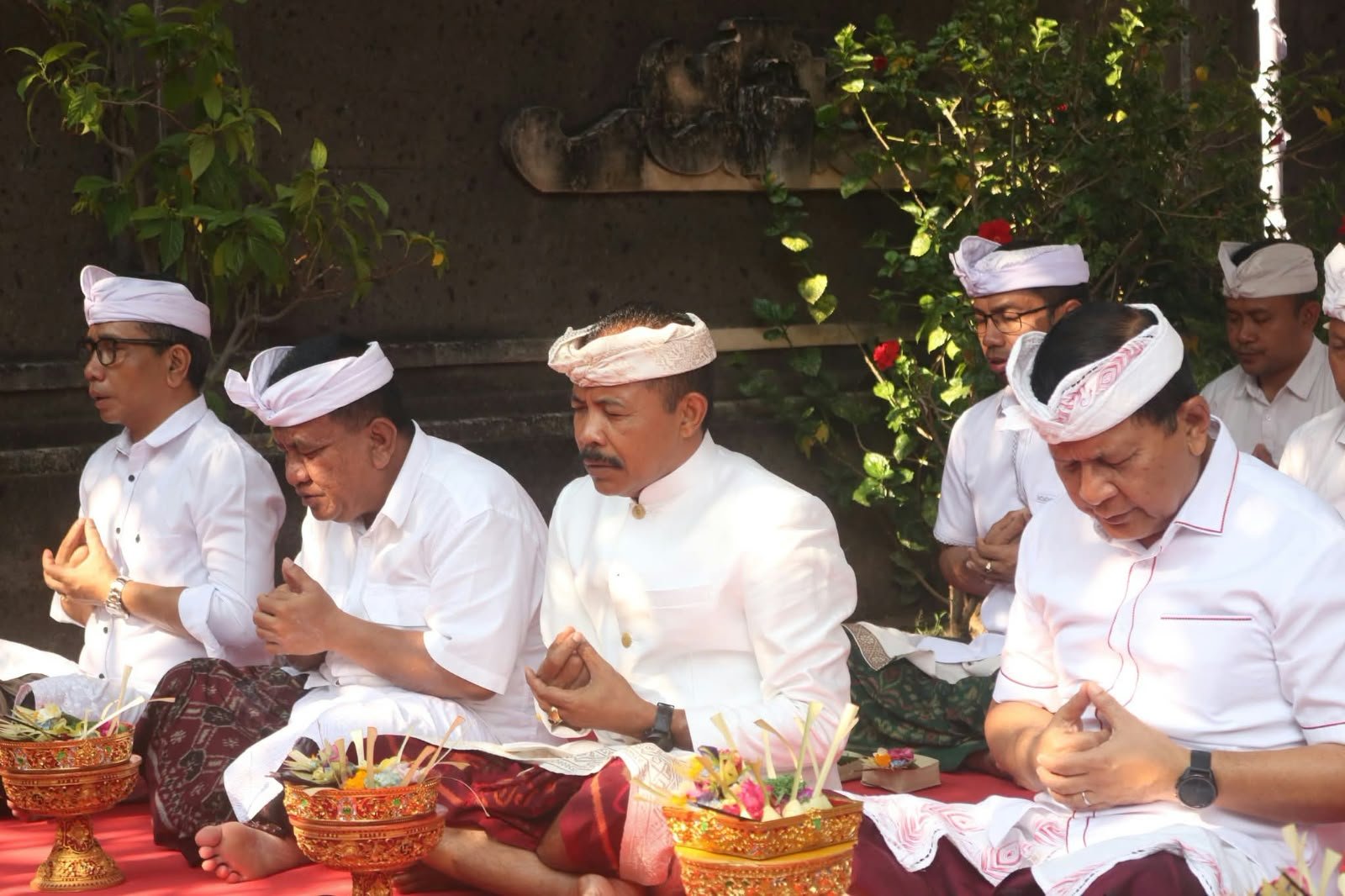 Ketua DPRD Buleleng Ngurah Arya Hadiri Persembahyangan Tumpek Wayang